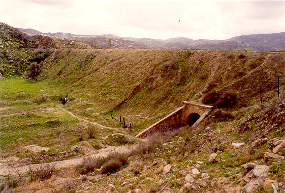 La alcantarilla que cruza la vía del ferrocarril en Tecate, 
										   Baja California, México.
 