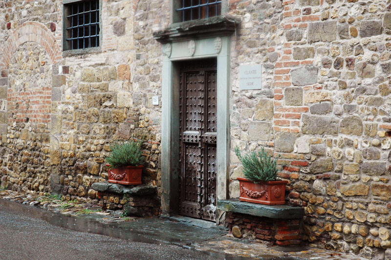 Puerta de entrada a la Casa de Maquiavelo, en San Andrea, en Percusina, cerca de Florencia, Italia.