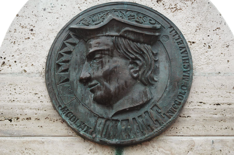 Medaglione in rame con l'effige di Machiavelli posta sul B & B 'La fonte di Machiavelli' in Sant'Andrea in Percusina.