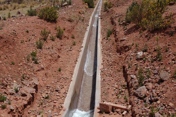 Roll waves in lateral irrigation canal, Cabana-Maazo irrigation project, Puno, Peru (photo by the author, 2007)