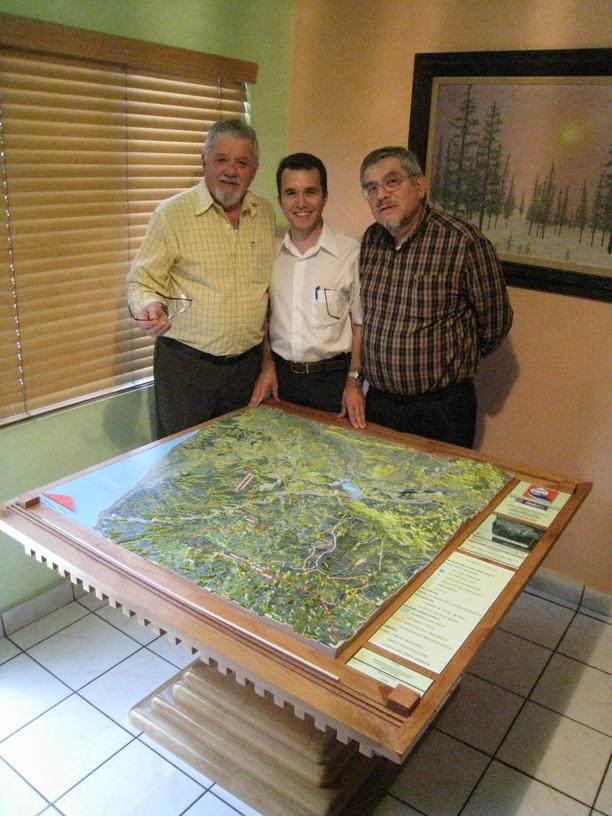 Arquitecto Guillermo Barrenechea, Ingeniero Alex Gostomelskiy, y Dr. Victor Miguel Ponce, en la exposicin de la maqueta hidrogeomorfolgica de Tijuana,