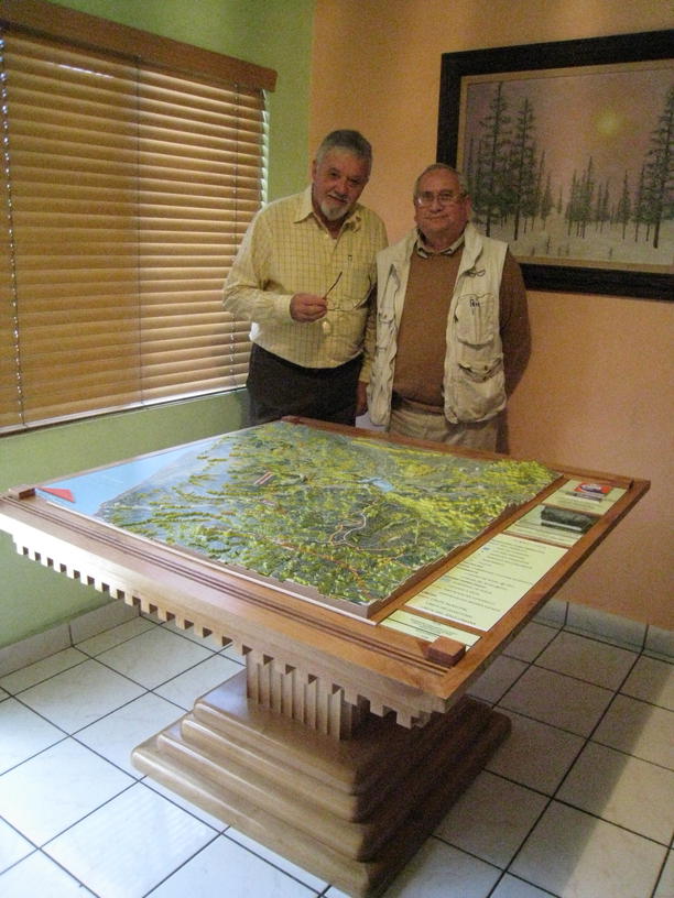  Arquitecto Guillermo Barrenechea e Ingeniero Alberto Castro, en la exposicin de la maqueta hidrogeomorfolgica de Tijuana, 